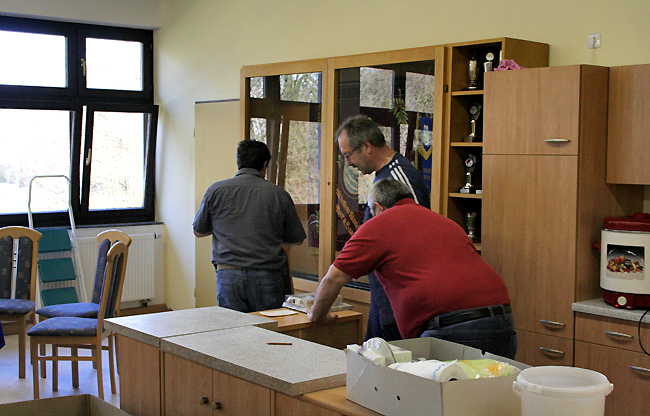 Einr�umaktion im Neuen S�ngerheim