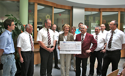 Scheck�bergabe an zweitesLeben