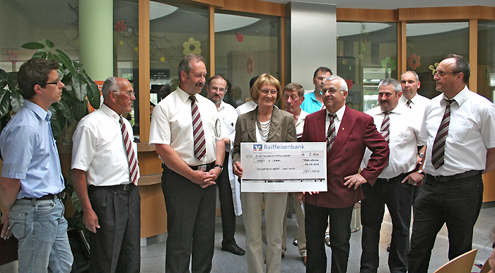 Scheck�bergabe an "zweitesLEBENe.v."