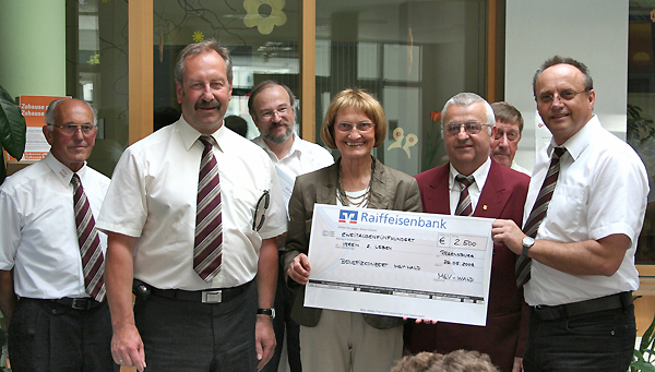 Scheck�bergabe an "zweitesLEBENe.v."