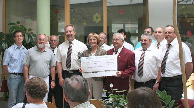 Scheck�bergabe an "zweitesLEBENe.v."