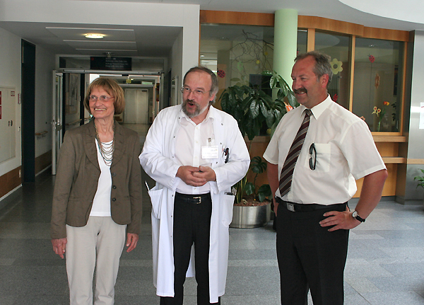 Scheck�bergabe an "zweitesLEBENe.v."