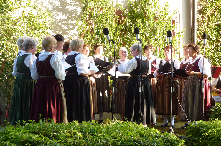 MGV Wald beim Schlo&szlig;hofsingen in Waldm&uuml;nchen