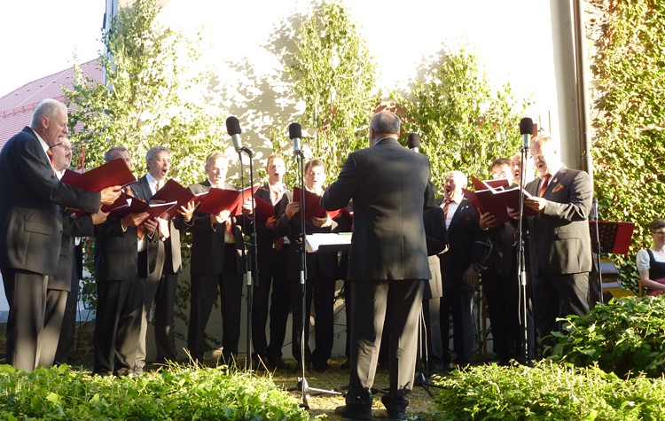 MGV Wald beim Schlo&szlig;hofsingen in Waldm&uuml;nchen