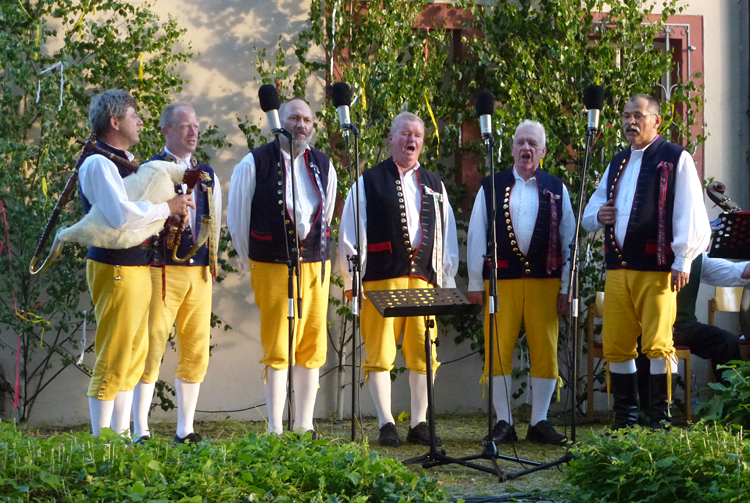 MGV Wald beim Schlo&szlig;hofsingen in Waldm&uuml;nchen