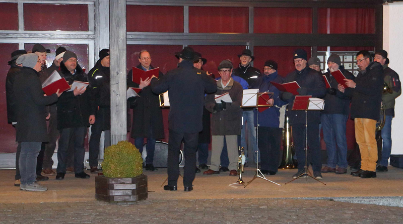 Neujahrssingen MGV Wald am Friedhof - Chor u. Bl&auml;ser