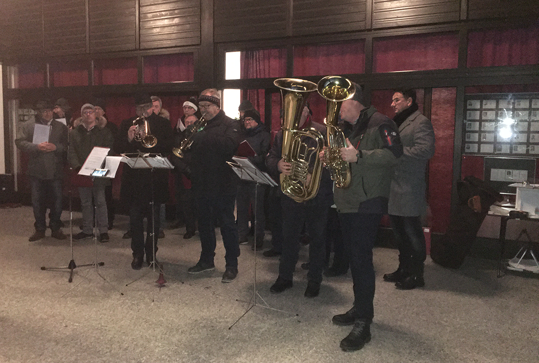 MGV Wald und Bl&auml;ser beim Neujahrssingen am Friedhof