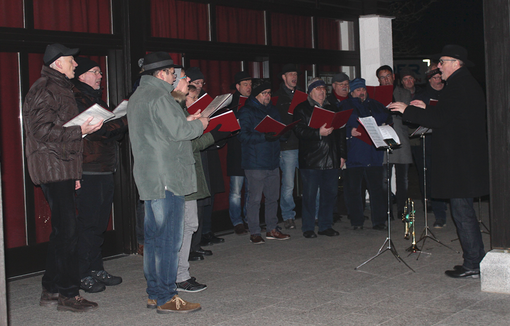 MGV Wald und Bl&auml;ser beim Neujahrssingen am Friedhof
