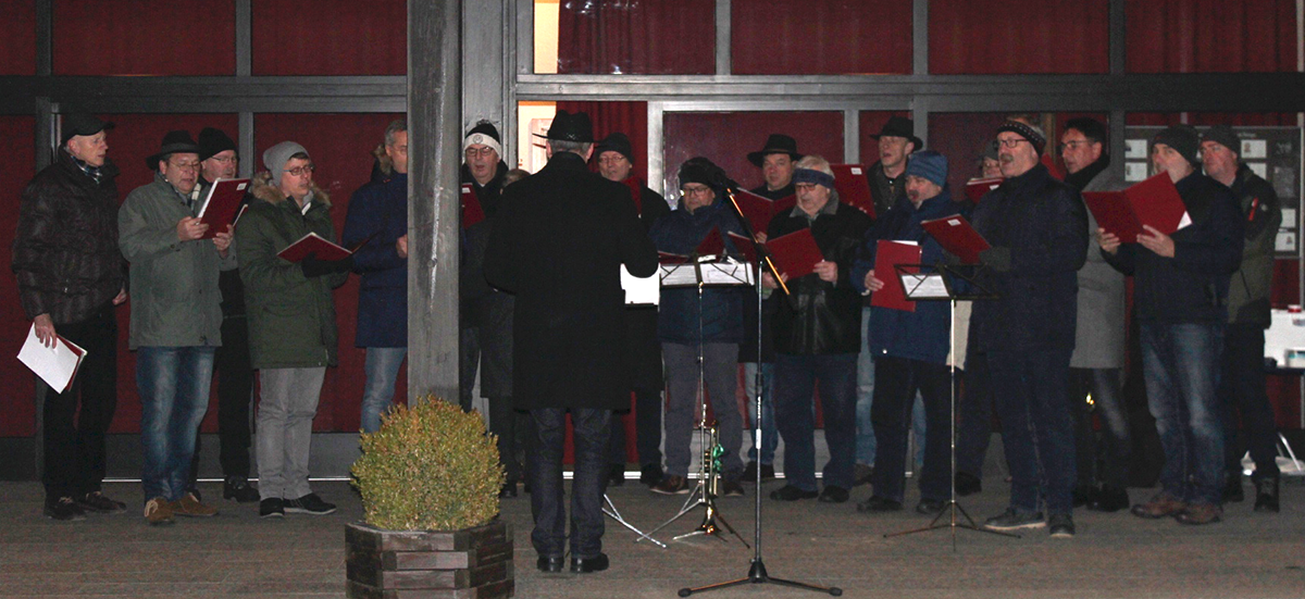MGV Wald und Bl&auml;ser beim Neujahrssingen am Friedhof