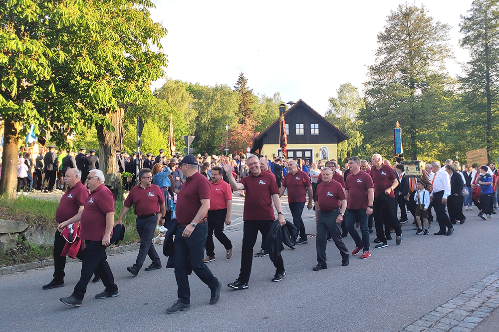MGV-Wald beim Einzug der Vereine zum Pfingstfest in Hetzenbach