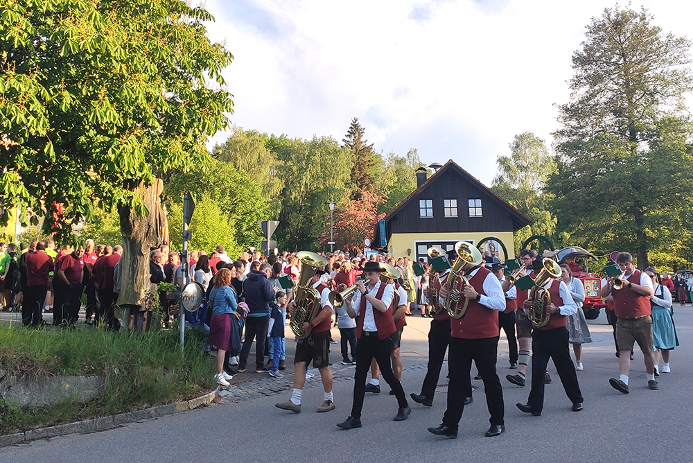 MGV-Wald beim Einzug der Vereine zum Pfingstfest in Hetzenbach