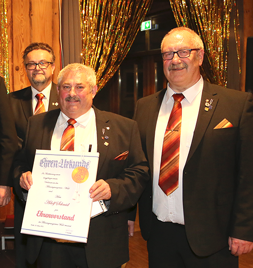 Adolf Schmid wird zum Ehrenvorstand des MGV Wald ernannt